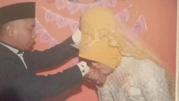 8 Foto Pernikahan Viral Salah Pilih MUA , Sanggul Hijab Setinggi Harapan