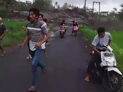 Ngeri! Lahar Dingin Semeru Luber Usai Putuskan Jembatan, Warga Kalang Kabut