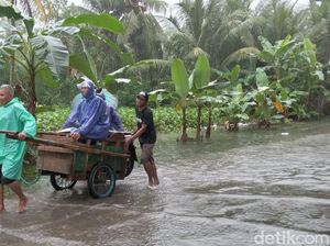 Ojek Gerobak Penolong Warga Pangandaran Kala Banjir Menerjang Ojek Gerobak Penolong Warga Pangandaran Kala Banjir Menerjang