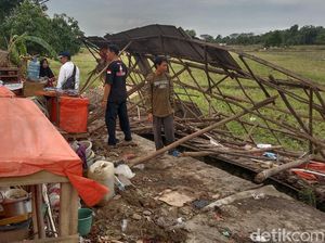 Pengalaman Horor Karsih Nyaris Tersapu Angin Puting Beliung Pengalaman Horor Karsih Nyaris Tersapu Angin Puting Beliung