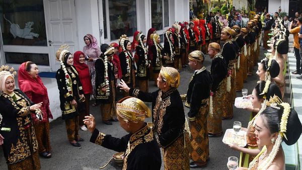 18 Pasangan Pengantin Nikah Massal di Madiun