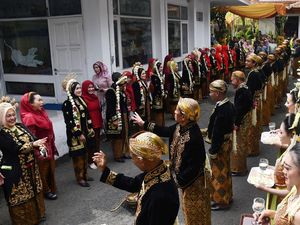 18 Pasangan Pengantin Nikah Massal di Madiun
