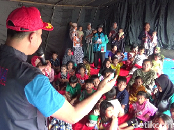 Anak-anak Korban Banjir Lahar Dingin Semeru Diberi Trauma Healing