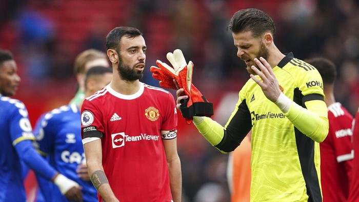 Manchester Uniteds Bruno Fernandes , left, and goalkeeper David de Gea walk off the pitch at the end of the English Premier League soccer match between Manchester United and Everton, at Old Trafford, Manchester, England, Saturday, Oct. 2, 2021. The match ended in a 1-1 draw. (AP Photo/Dave Thompson)