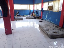 Damkar Cirebon Tidur Beralas Kardus