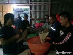 Ratusan Nasi Bungkus Didistribusikan ke 12 Posko Pengungsi Banjir Lahar Semeru