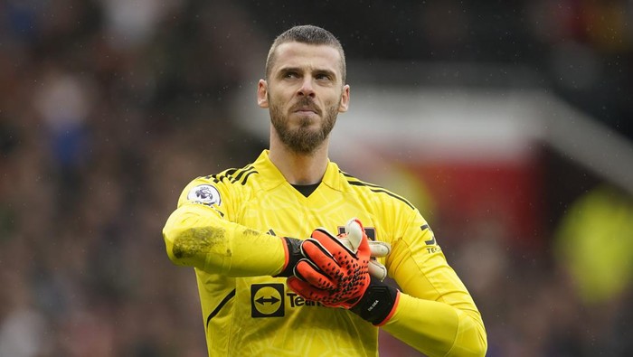 Manchester Uniteds goalkeeper David de Gea stands on the pitch during the English Premier League soccer match between Manchester United and Aston Villa at the Old Trafford stadium in Manchester, England, Sunday, April 30, 2023. (AP Photo/Dave Thompson)