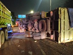 Truk Angkut Batu Bara Terbalik di Tol JORR Cakung Bikin Minibus Celaka