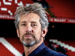 Kondisi Van der Sar Stabil, Namun Masih Mengkhawatirkan