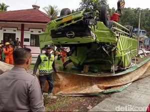 Truk Masuk Sungai di Tasik Berhasil Dievakuasi, Sopir Ditemukan Tewas Truk Masuk Sungai di Tasik Berhasil Dievakuasi, Sopir Ditemukan Tewas