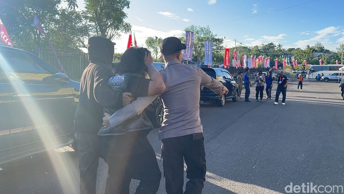 Fans PSM Makassar terlibat bentrok di Stadion BJ Habibie Parepare.