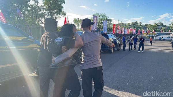Fans PSM Makassar terlibat bentrok di Stadion BJ Habibie Parepare. Fans PSM Makassar terlibat bentrok di Stadion BJ Habibie Parepare.