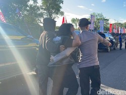 Laga PSM Makassar Vs Dewa United Sempat Ricuh, Suporter Bentrok di Stadion