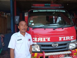 Tak Cuma Padamkan Api, Damkar Kota Cirebon Evakuasi Jemuran Warga