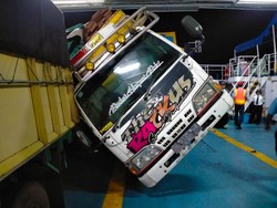 Gelombang Tinggi di Selat Bali, Truk Terguling di Dalam Kapal