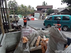 Ratusan Bungkus Kerupuk Misterius di Lokasi Truk Masuk Sungai di Tasik