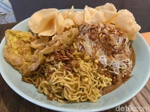 5 Sekte Indomie Goreng, Dicampur Ketoprak hingga Sate Padang 5 Sekte Indomie Goreng, Dicampur Ketoprak hingga Sate Padang
