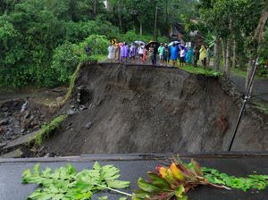 Diterjang Banjir, Jembatan Penghubung Klungkung-Karangasem Putus
