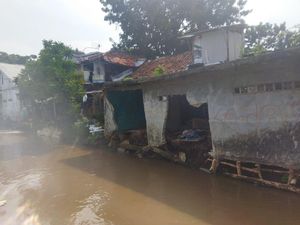 Tembok Rumah di Kramat Jati Jebol Tergerus Sungai, RT Usul Pasang Turap Baru Tembok Rumah di Kramat Jati Jebol Tergerus Sungai, RT Usul Pasang Turap Baru