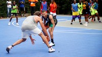 Di Yaounde, ibukota Kamerun, Kylian Mbappe pun sempat main basket bersama mantan bintang Chicago Bulls Joakim Noah. Foto: REUTERS/DESIRE DANGA ESSIGUE