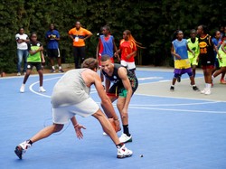 Di Yaounde, ibukota Kamerun, Kylian Mbappe pun sempat main basket bersama mantan bintang Chicago Bulls Joakim Noah. Foto: REUTERS/DESIRE DANGA ESSIGUE