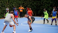Kunjungan Mbappe ke Kamerun ini sendiri turut dilatarbelakangi misi sosial. Foto: REUTERS/DESIRE DANGA ESSIGUE