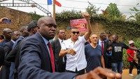 Mbappe mendapat sambutan heboh dalam setiap agenda kegiatannya, yang antara lain berjumpa tokoh-tokoh penting seperti Perdana Menteri Kamerun Joseph Ngute. Foto: REUTERS/DESIRE DANGA ESSIGUE