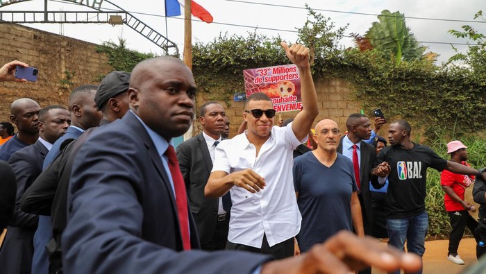 French international soccer star Kylian Mbappe waves as he continues his first visit to his father's homeland in Yaounde, Cameroon July 7, 2023. REUTERS/Desire Danga Essigue