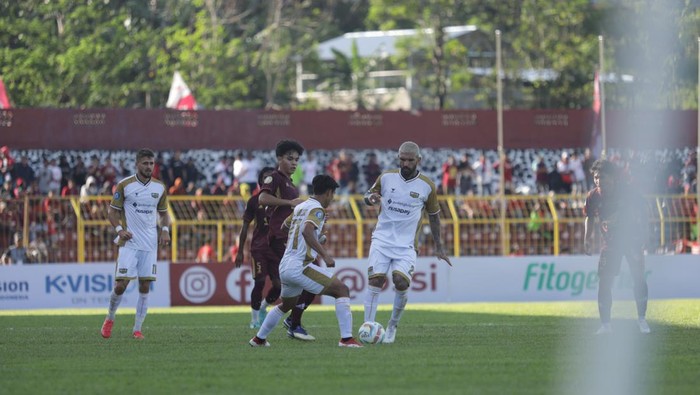 Laga PSM Makassar Vs Dewa United.