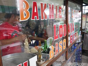 Slurpp! Lomie Lodaya yang Kental Gurih Ini Bisa Terjual 140 Mangkuk Slurpp! Lomie Lodaya yang Kental Gurih Ini Bisa Terjual 140 Mangkuk
