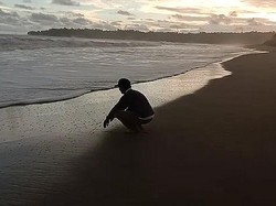 Pilu Ayah Mahasiswa ITERA Datangi Pantai Tempat Putranya Hanyut dan Tewas