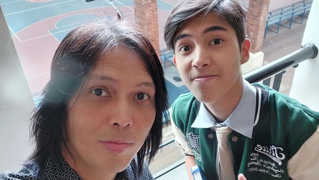 8 Potret Ganteng Anak Once Mekel yang Beranjak Dewasa, Magang di Firma Hukum 8 Potret Ganteng Anak Once Mekel yang Beranjak Dewasa, Magang di Firma Hukum