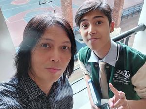 8 Potret Ganteng Anak Once Mekel yang Beranjak Dewasa, Magang di Firma Hukum