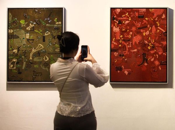 Melihat Pameran Lukisan Di Antara Hujan