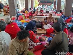 Aksi Menegangkan Warga Lolos Banjir Lahar Semeru: Tarik Tangan Istri-Gendong Anak