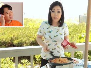 Maangchi Masak Nasi Goreng Kimchi Pakai Air, Bikin Kesal Uncle Roger! Maangchi Masak Nasi Goreng Kimchi Pakai Air, Bikin Kesal Uncle Roger!