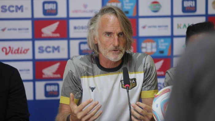 Pelatih Dewa United Jan Olde Riekerink pada sesi konferensi pers jelang laga melawan PSM Makassar di Stadion Gelora BJ Habibie, Parepare pada laga pekan kedua Liga 1 2023/2024.