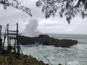 Hindari Ini Saat Berwisata ke Pantai Pacitan Kala Gelombang Tinggi! Hindari Ini Saat Berwisata ke Pantai Pacitan Kala Gelombang Tinggi!