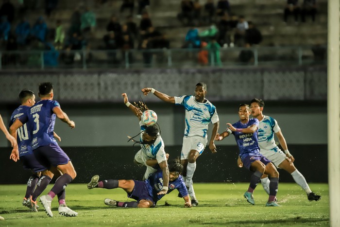 Persita vs PSIS Semarang di Indomilk Arena, Tangerang, Sabtu (8/7/2023).