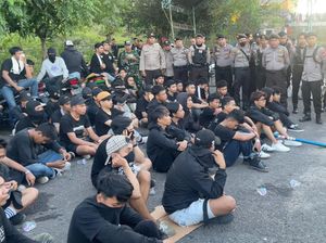 Pecah Bentrokan Antarsuporter saat PSM Makassar Jamu Dewa United Pecah Bentrokan Antarsuporter saat PSM Makassar Jamu Dewa United