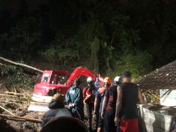 Pasutri Tewas Tertimbun Longsor di Bangli, 7 Orang Selamat