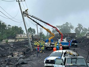 Khofifah Janji Listrik Terdampak Banjir Lahar Dingin Semeru Kembali Berfungsi Khofifah Janji Listrik Terdampak Banjir Lahar Dingin Semeru Kembali Berfungsi