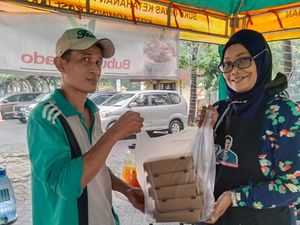 Bantu Masyarakat, Relawan Sandiaga Jual Makanan Murah di Jaktim