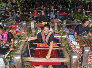 Ribuan Perajin Menenun Bareng di NTB Ribuan Perajin Menenun Bareng di NTB