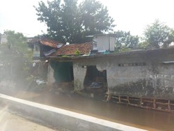 Tergerus Air Sungai Kali Baru, Tembok Rumah Warga di Kramat Jati Jebol