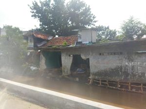 Tergerus Air Sungai Kali Baru, Tembok Rumah Warga di Kramat Jati Jebol Tergerus Air Sungai Kali Baru, Tembok Rumah Warga di Kramat Jati Jebol
