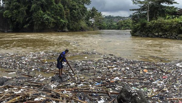 Sampah Menumpuk Sungai Ciwulan Tasikmalaya