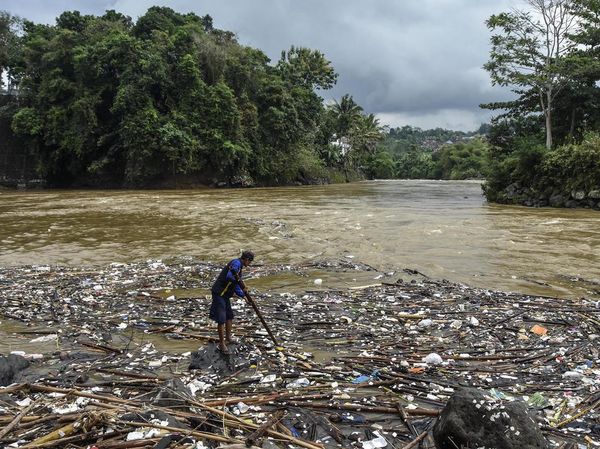 Sampah Menumpuk Sungai Ciwulan Tasikmalaya