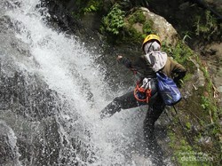 Sentul Punya Destinasi Shower Climbing, Awas Ketagihan!