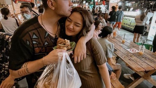 Romantisnya Siti Badriah dan Krisjiana saat Kulineran di Thailand hingga Bali